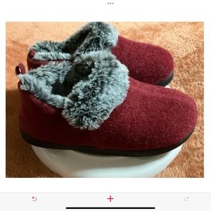 NWT Ultraideals woman’s cozy memory foam slippers size 6 dark red, black soles